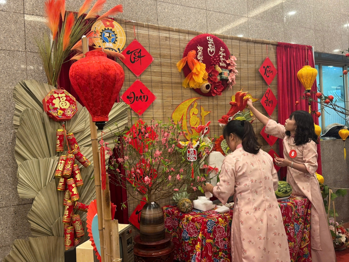 Bên cạnh chợ tết công đoàn, sự kiện còn tổ chức nhiều hoạt động hấp dẫn như gói bánh chưng, trang trí tết