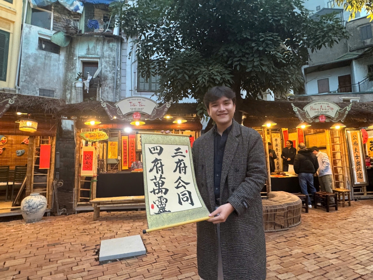 Bạn Văn Hồng Thiêng đến từ Thành phố Hồ Chí Minh hào hứng với tục xin chữ đầu năm