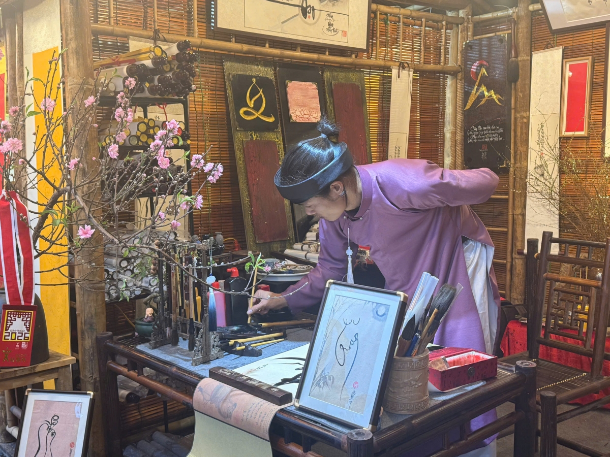 Xin chữ đầu năm là nét đẹp văn hóa truyền thống tôn vinh tri thức, hiếu học và gửi gắm hy vọng về một năm mới an lành, may mắn,