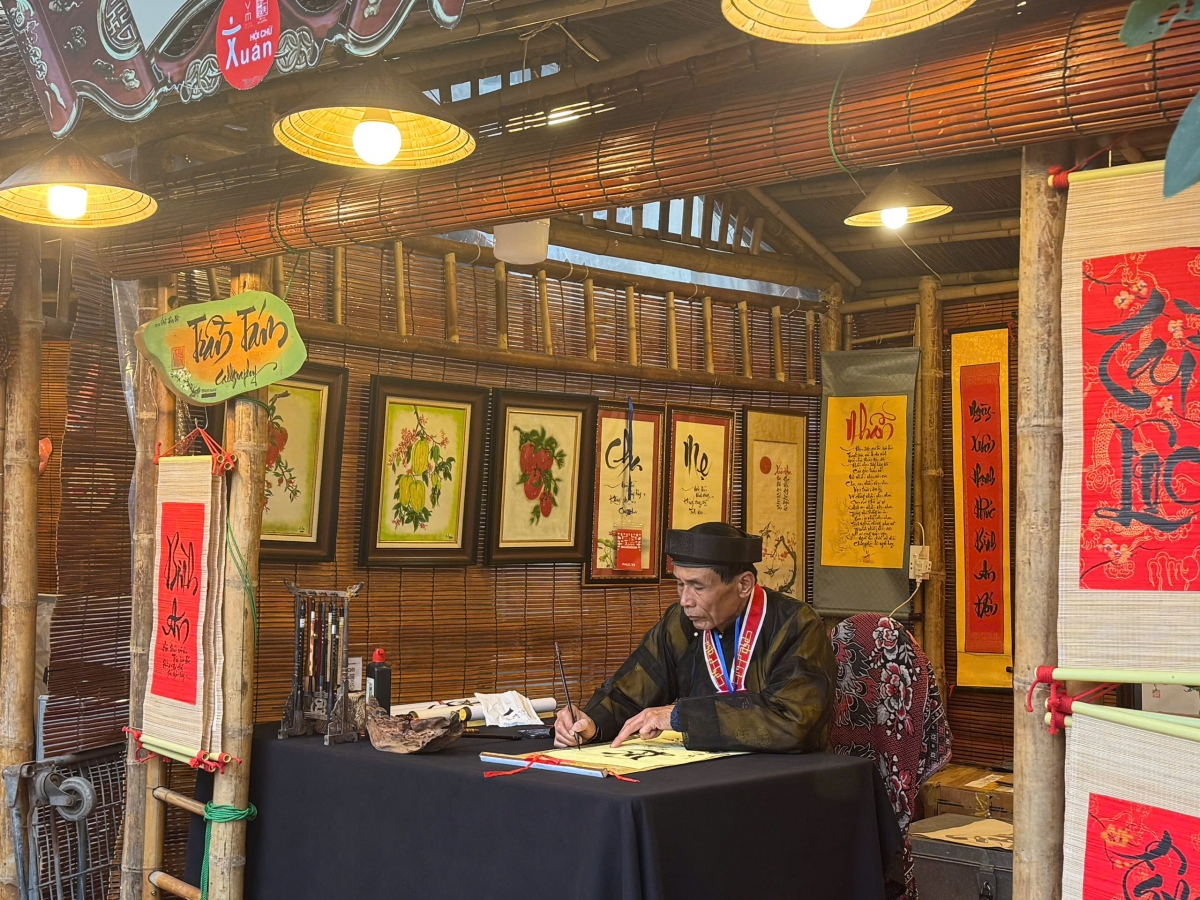 Các nhà hoạt động thư pháp tại Hội chữ Xuân được lựa chọn kỹ lưỡng, nghiêm ngặt