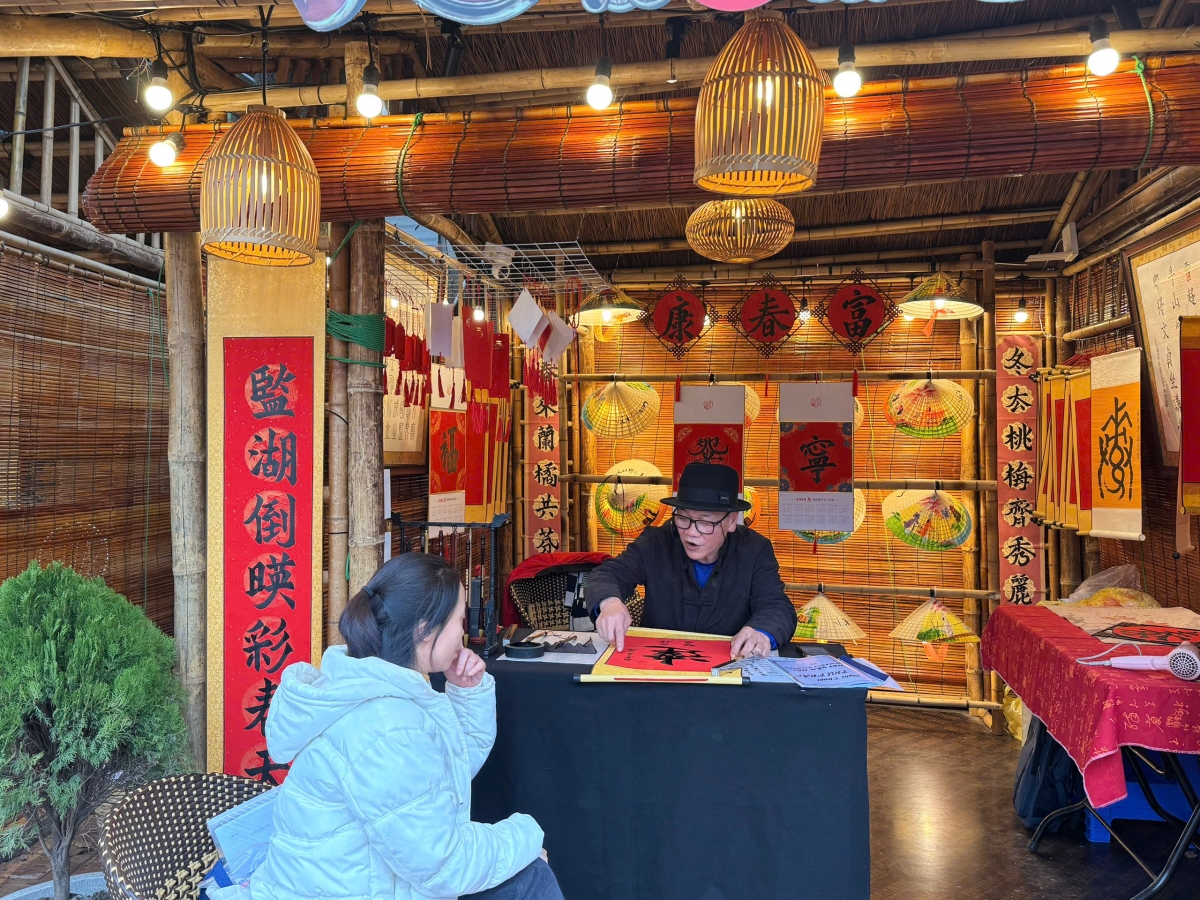 Người dân khi xin chữ có thể nghe thầy đồ giảng giải về ý nghĩa con chữ và lựa chọn chữ phù hợp với mong muốn