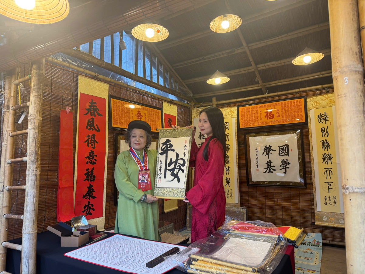 Bà Hoàng Anh Diệp chụp hình lưu niệm cùng du khách