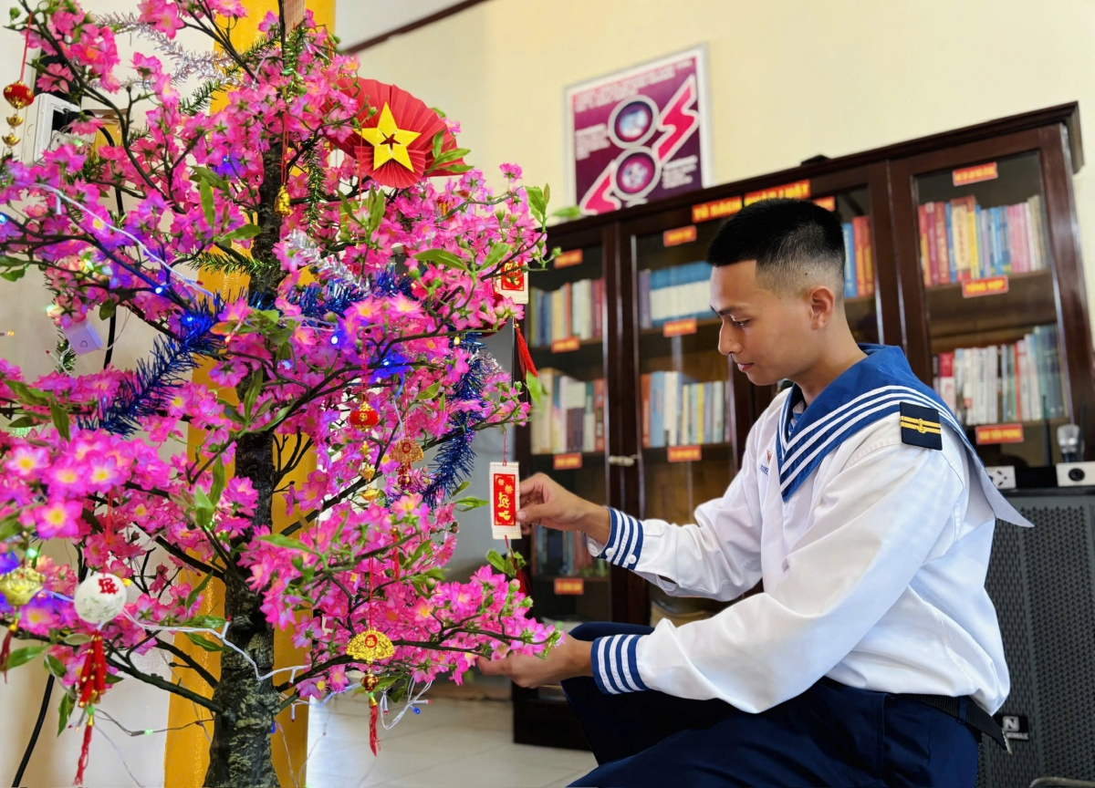 Chiến sĩ chăm chút trang trí đón Xuân