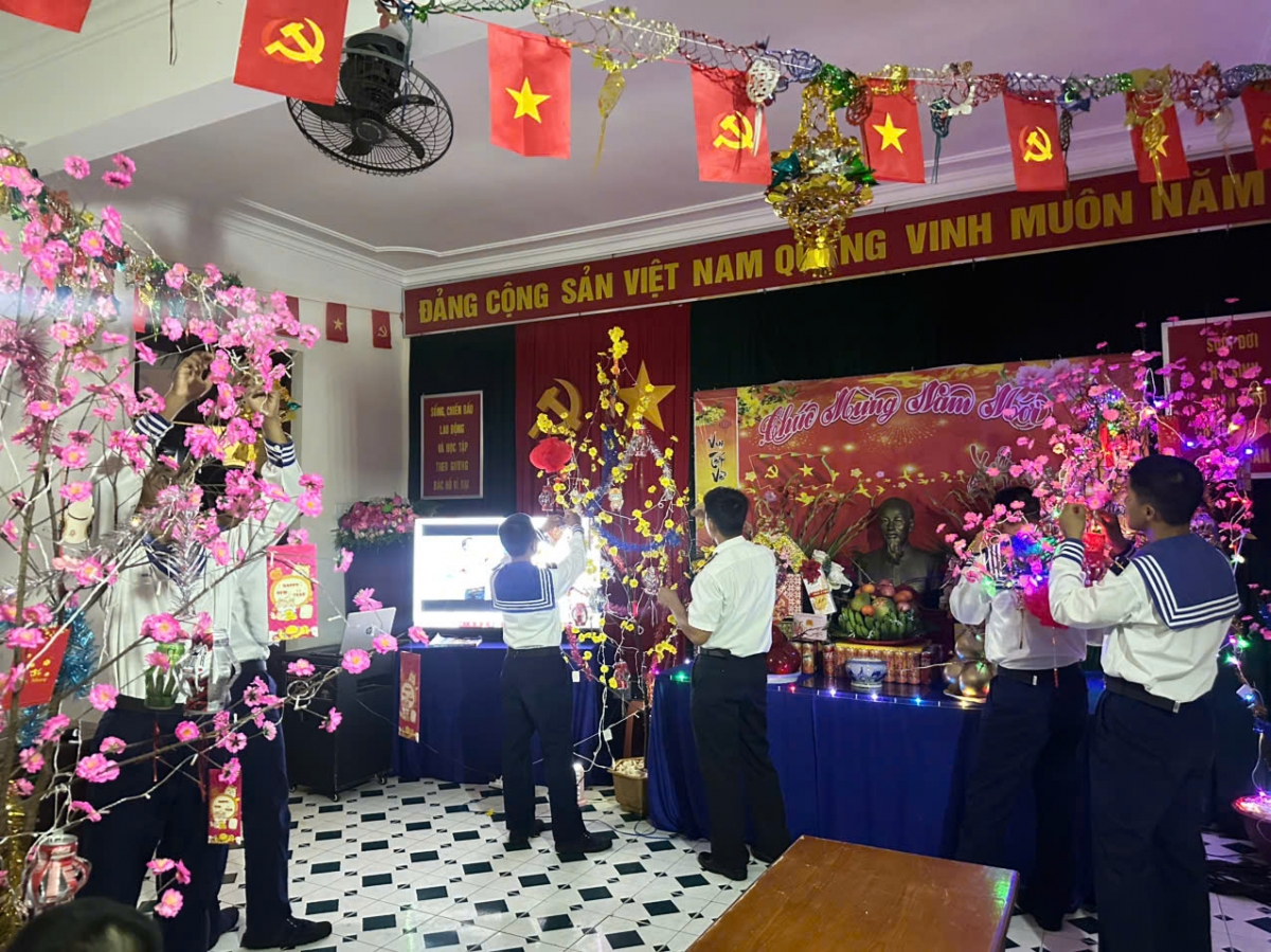 Chỉnh trang không gian phòng đón Xuân trước khi đón Giao Thừa