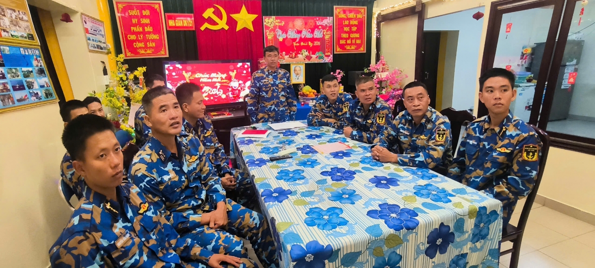 Cán bộ, chiến sĩ đang thực hiện nhiệm vụ gửi lời chúc về hậu phương