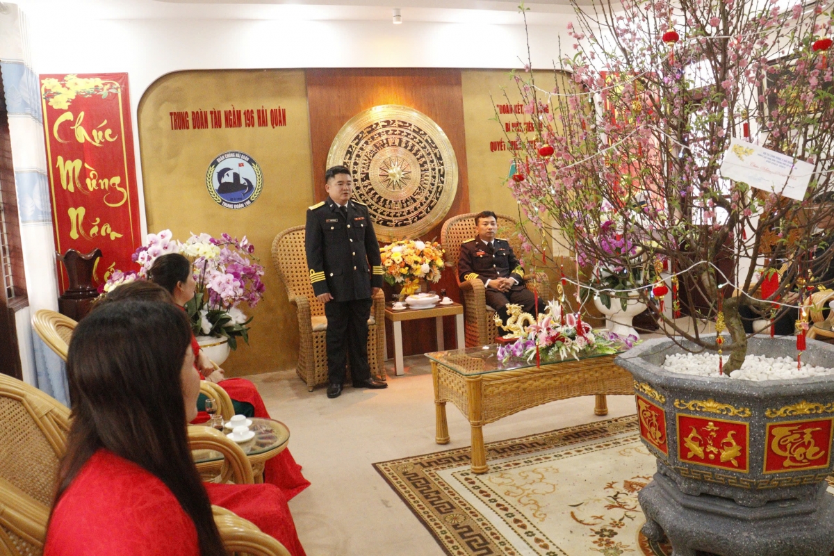 Thượng tá Phạm Văn Sơn, BTĐU, chính uỷ Trung đoàn chúc tết chỉ huy các cơ quan, đơn vị