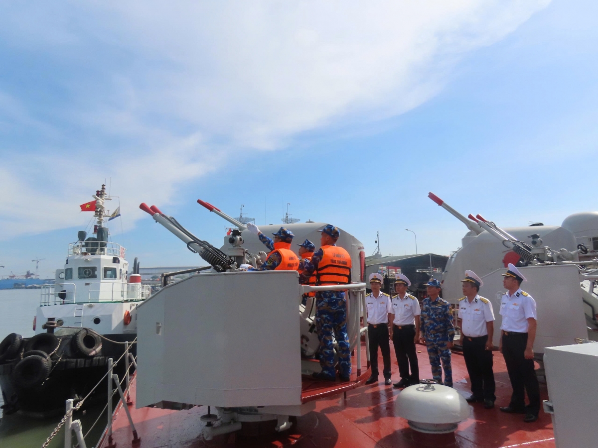 Kiểm tra tình trạng kỹ thuật và thao tác của khẩu đội pháo Pháo 37, trên Tàu 15, Lữ đoàn 171 Hải quân