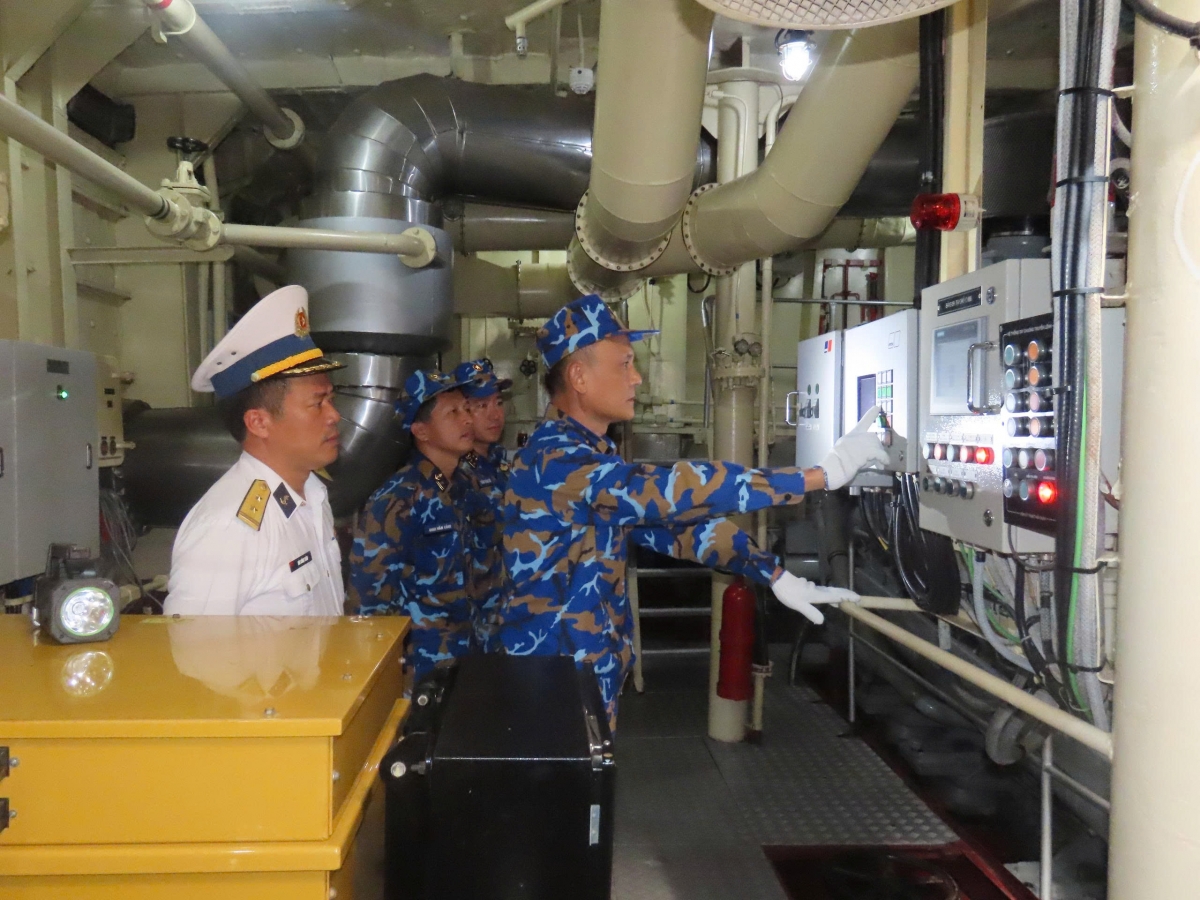 Khởi động và kiểm tra hệ thống máy chính trên Tàu 09, Lữ đoàn 171 Hải quân.