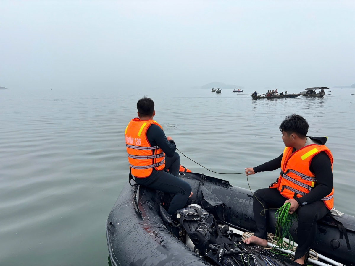 Người nhái Lữ đoàn Đặc công 126 Hải quân triển khai tìm kiếm nạn nhân mất tích