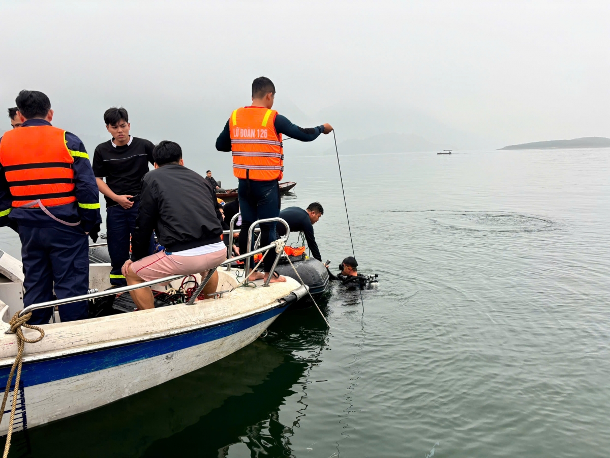 Người nhái Lữ đoàn Đặc công 126 Hải quân triển khai tìm kiếm nạn nhân mất tích