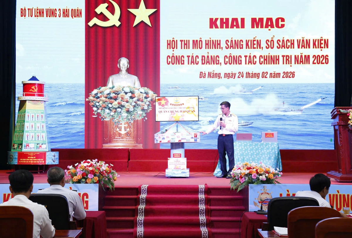 Thí sinh thực hiện nội dung thuyết trình về sản phẩm dự thi