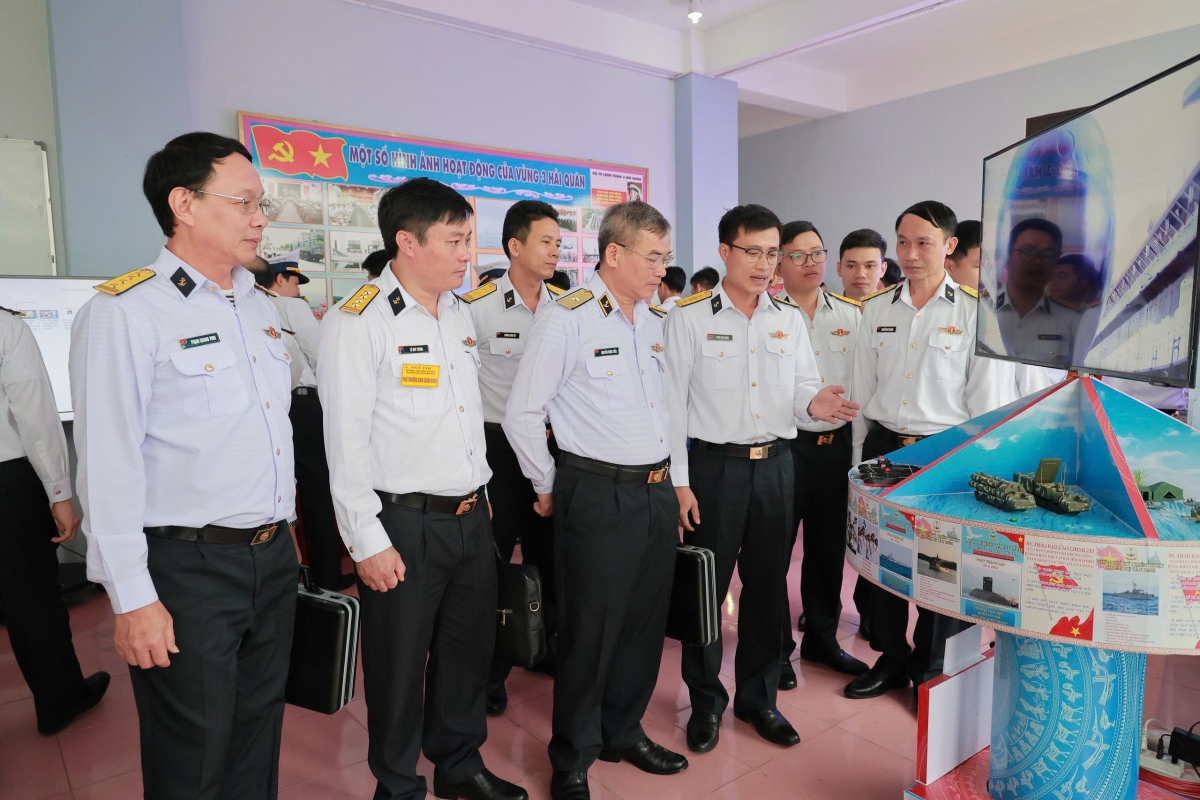 Chuẩn Đô đốc Nguyễn Đăng Tiến và các đại biểu tham quan mô hình của Lữ đoàn 161