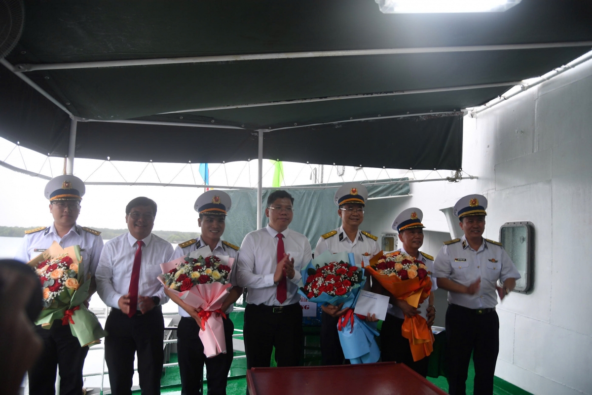 Đồng chí Hoàng Nguyên Dinh, Ủy viên Ban Thường vụ Thành ủy, Phó Chủ tịch UBND TP. Hồ Chí Minh; Chuẩn Đô đốc Trần Mạnh Chiến, Bí thư Đảng ủy, Chính ủy Vùng 2 Hải quân tặng hoa động viên Đoàn công tác thực hiện nhiệm vụ bầu cử sớm trên biển