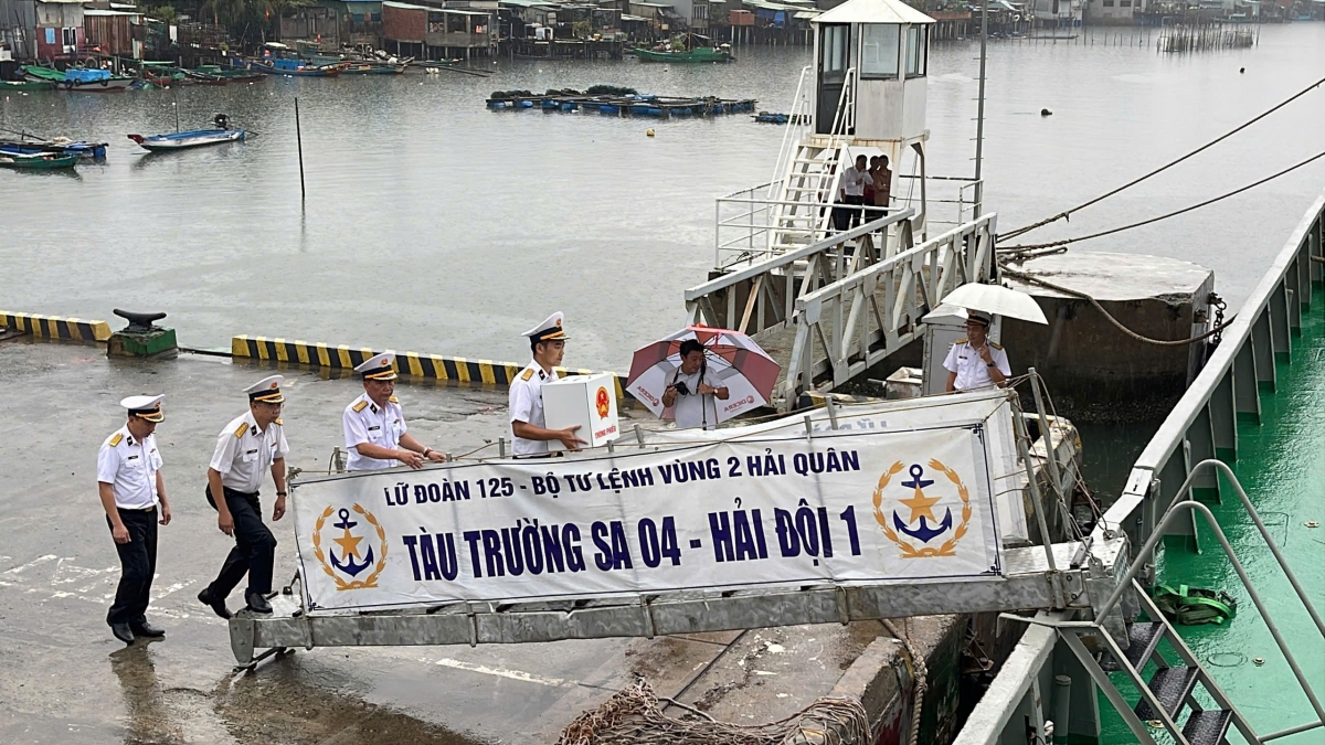 Tổ bầu cử đưa hòm phiếu lên tàu trước khi lên đường làm nhiệm vụ trên biển.