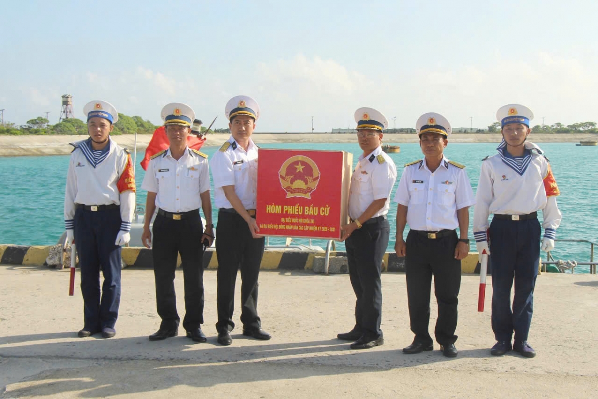 Chỉ huy đảo Song Tử Tây nhận bàn giao hòm phiếu từ đoàn công tác