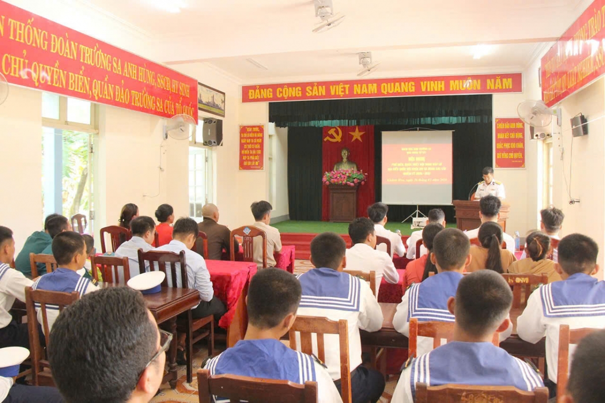 Chỉ huy đảo Song Tử Tây tuyên truyền cho các lực lượng về bầu cử Quốc hội khóa XVI và đại biểu HĐND các cấp nhiệm kỳ 2026-2031