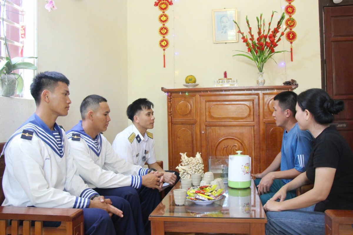 CBCS tuyên truyền về bầu cử cho các hộ dân sinh sống trên đảo 