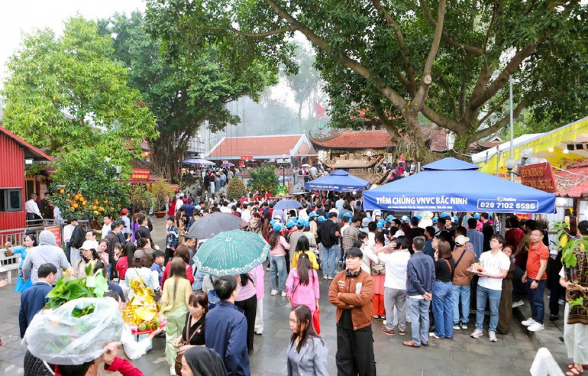 Đông đảo du khách đến lễ Bà Chúa Kho.