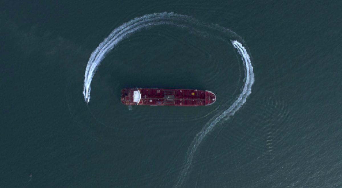 Một tàu cao tốc của Vệ binh Cách mạng Hồi giáo Iran di chuyển quanh tàu chở dầu cờ Anh. Ảnh: Tanism News Agency