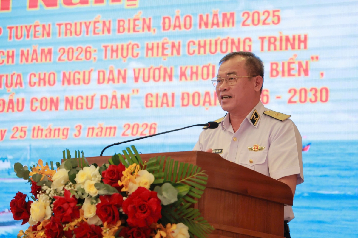 Chuẩn đô đốc Nguyễn Đăng Tiến, Bí thư Đảng ủy, Chính ủy Vùng 3 Hải quân phát biểu tại hội nghị