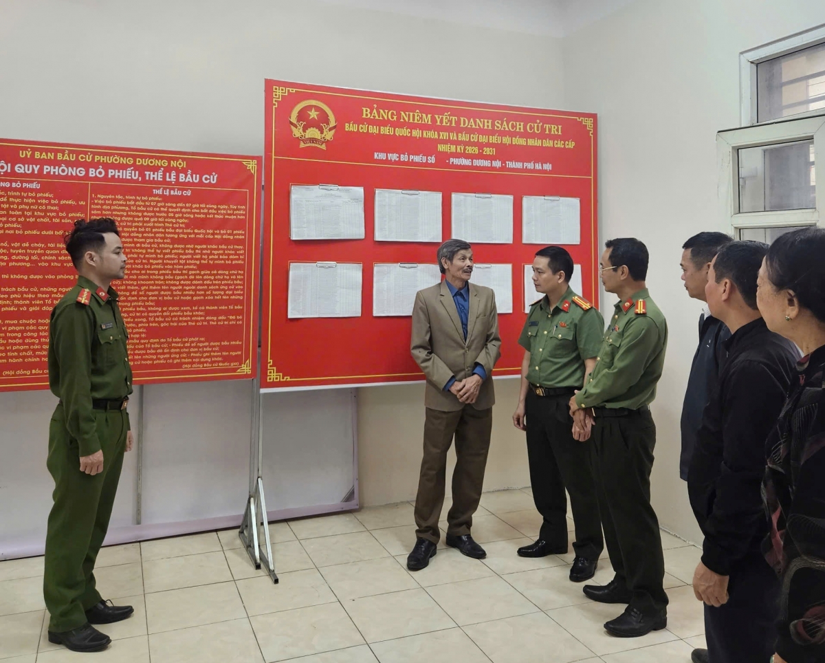 Công an phường Dương Nội kiểm tra các điểm bầu cử