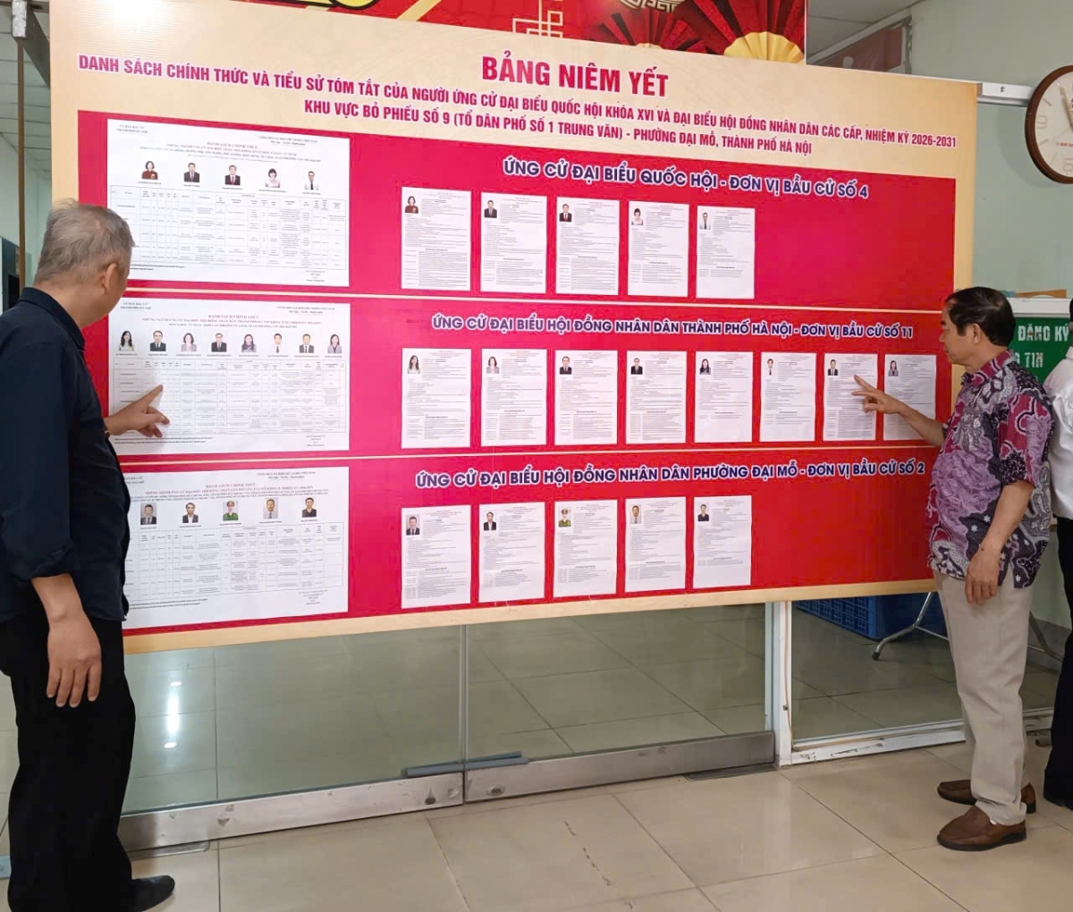 Cử tri phường Đại Mỗ tìm hiểu thông tin về người ứng cử