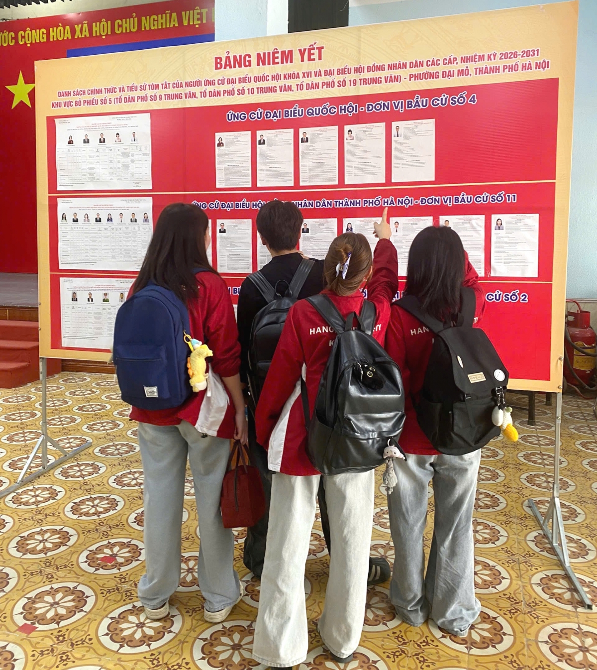 Sinh viên trên địa bàn phường Đại Mỗ tìm hiểu thông người ứng cử