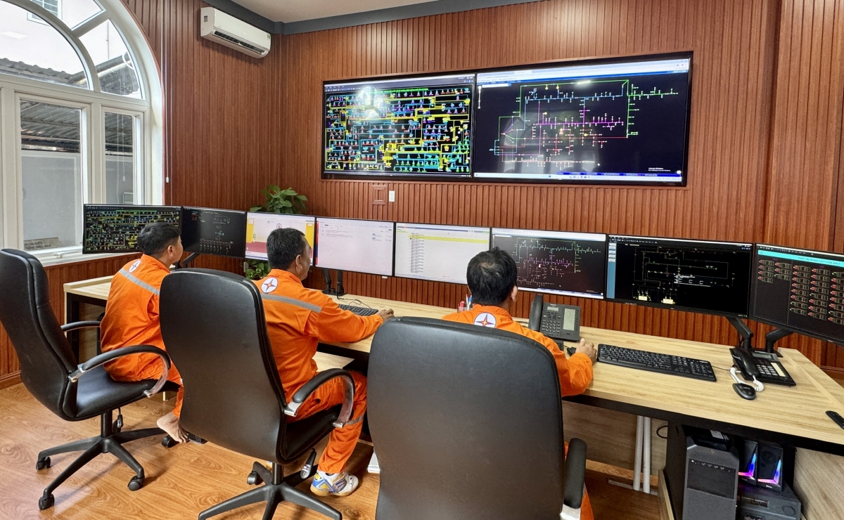 (Ảnh: EVNHCMC đẩy mạnh hiện đại hóa trong quản lý và vận hành hệ thống điện khu vực Đông Nam TP.HCM)