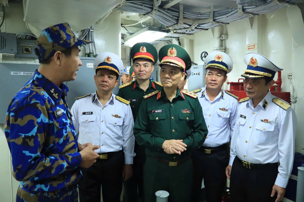Thượng tướng Phạm Trường Sơn kiểm tra Tàu 21 (Hải đội 132, Lữ đoàn 172)