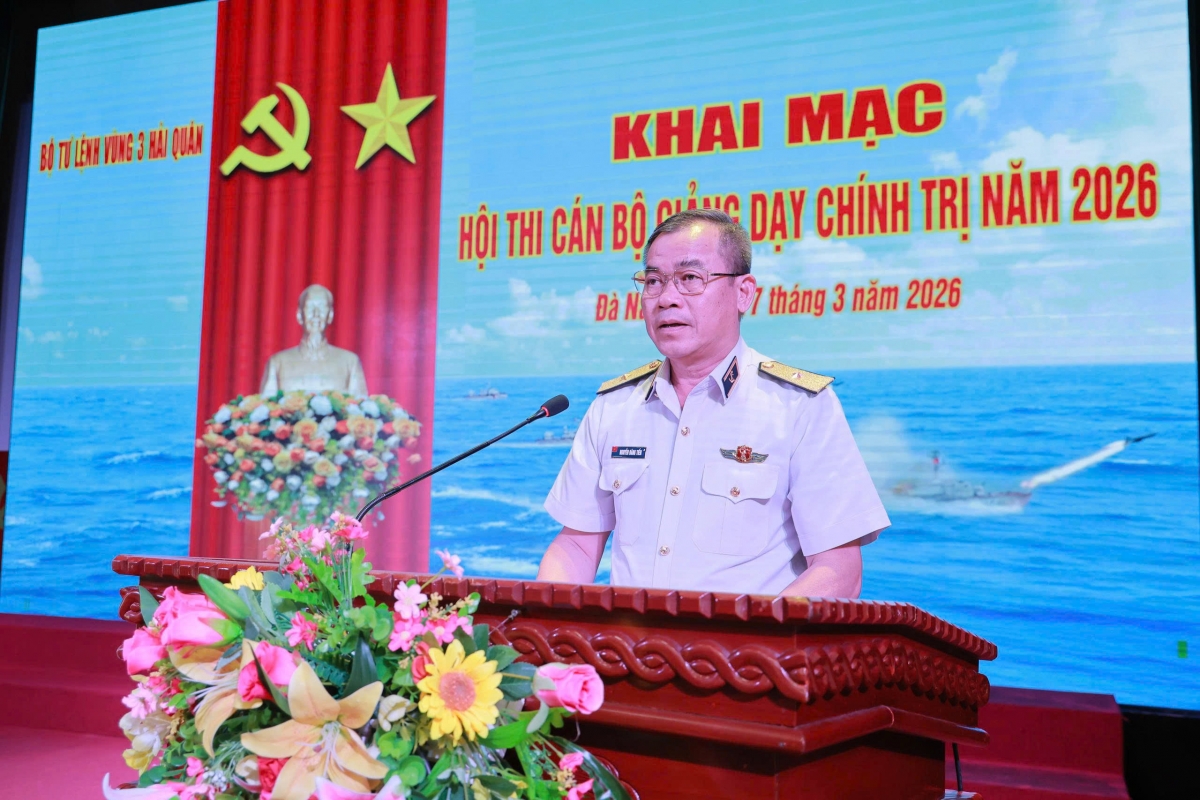 Chuẩn đô đốc Nguyễn Đăng Tiến, Bí thư Đảng ủy, Chính ủy Vùng 3 Hải quân phát biểu khai mạc
