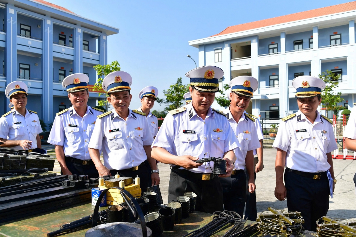 Chuẩn Đô đốc Nguyễn Văn Quán, Tư lệnh Vùng 2 Hải quân (người đứng giữa) kiểm tra công tác ra quân huấn luyện tại Trung tâm Huấn luyện Vùng 2