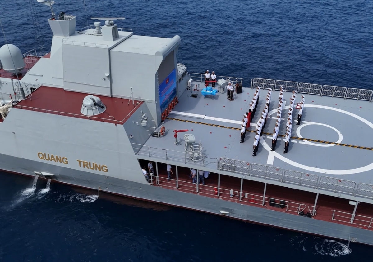 Tàu 016-Quang Trung Xích ghi dấu ấn đi qua đường xích đạo