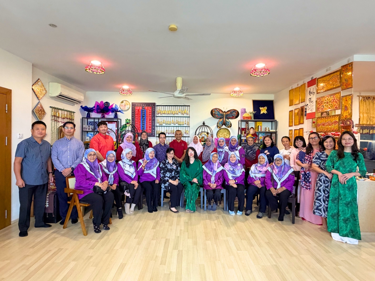 Thành viên và phu nhân Hội Cựu chiến binh Brunei Darussalam tham dự hoạt động quảng bá văn hóa Việt Nam do Đại sứ quán tổ chức