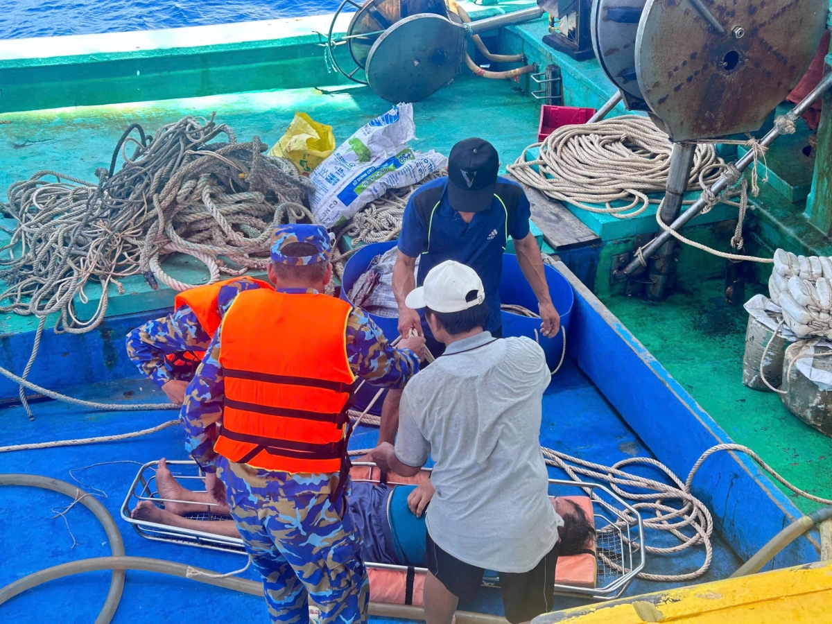 Chuyển ngư dân bị nạn lên nhà giàn