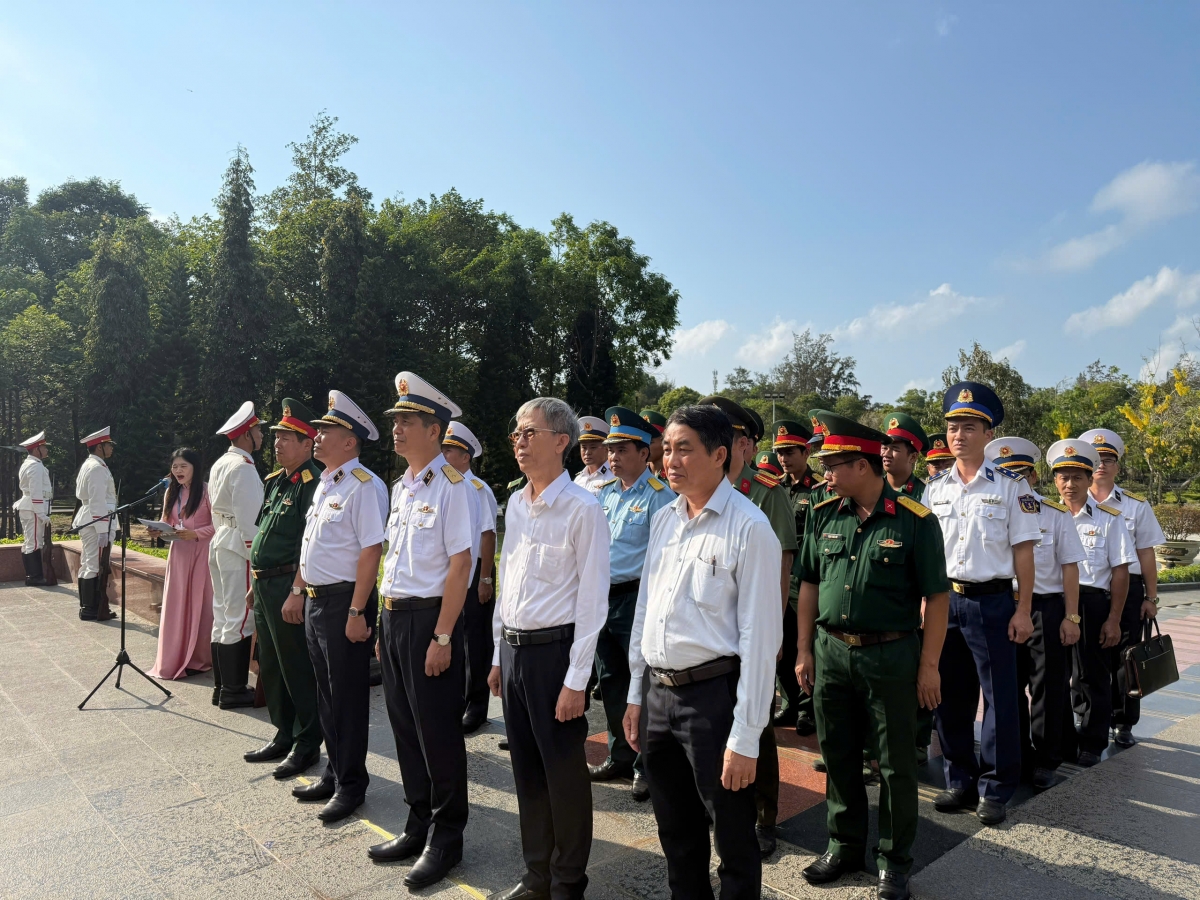 Đoàn công tác dâng hương tại nghĩa trang Hàng Dương