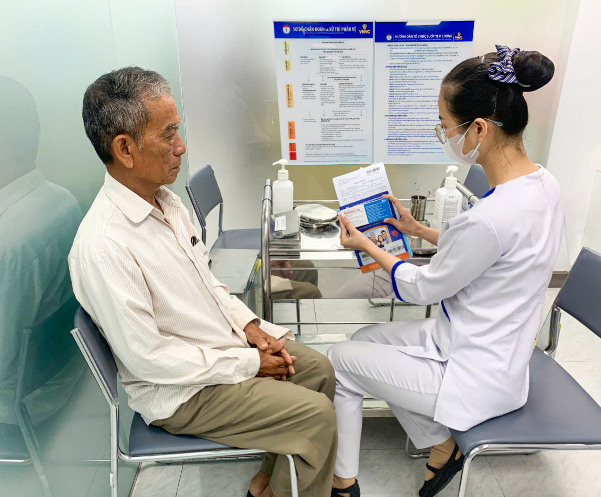 Người cao tuổi tiêm vắc xin não mô cầu phòng nhóm A, C, Y, W tại Hệ thống Tiêm chủng VNVC ngày 20/03