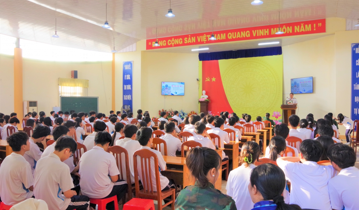 Quang cảnh buổi tuyên truyền tại Trường THPT chuyên Phan Ngọc Hiển, phường An Xuyên, Cà Mau