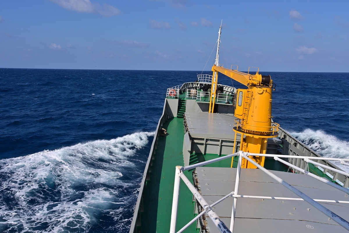 Tàu Trường Sa 04 vượt sóng gió mang lá phiếu đến với cử tri nơi đầu sóng