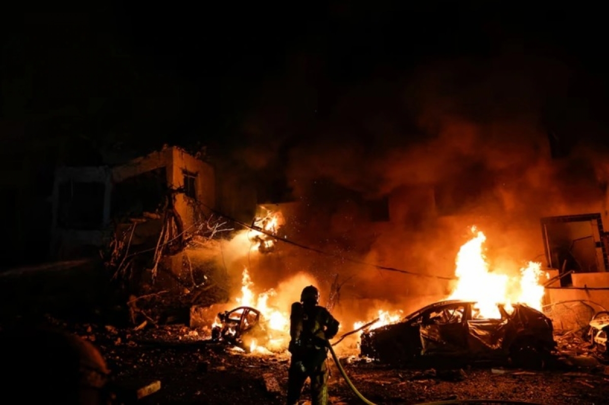 Hiện trường một vụ va chạm sau khi Iran phóng tên lửa vào Tel Aviv, Israel, ngày 28/2/2026. Ảnh: Reuters