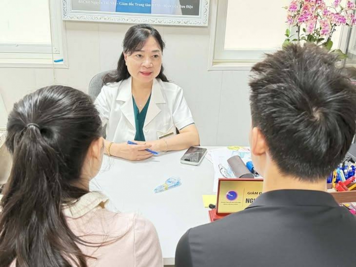 BS Nguyễn Thị Nhã, Giám đốc Trung tâm Hỗ trợ sinh sản, BV Bưu điện tư vấn cho cặp vợ chồng khếm thị mong con