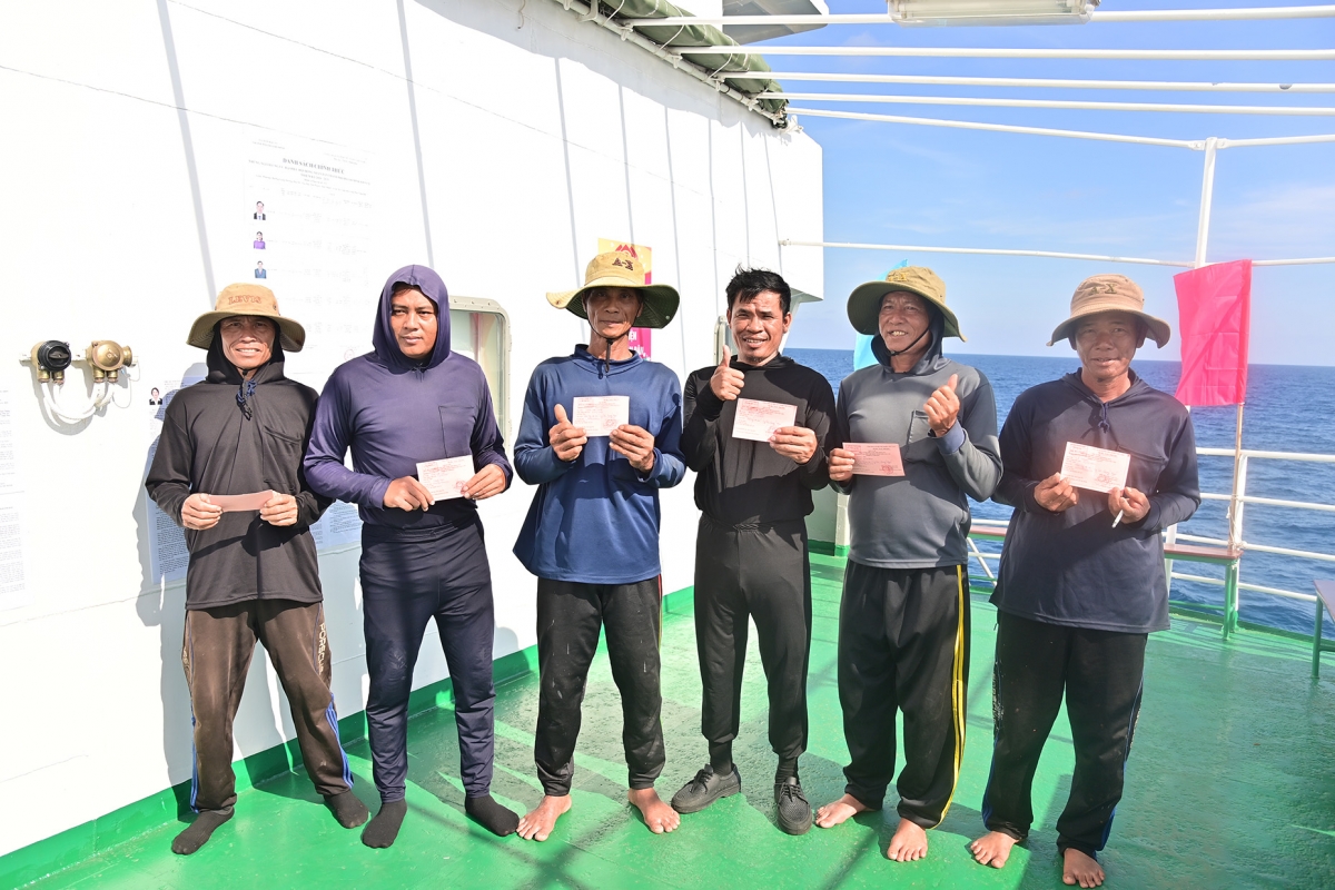 Ngư dân tàu cá QNg96435TS tự hào khi được bầu cử sớm