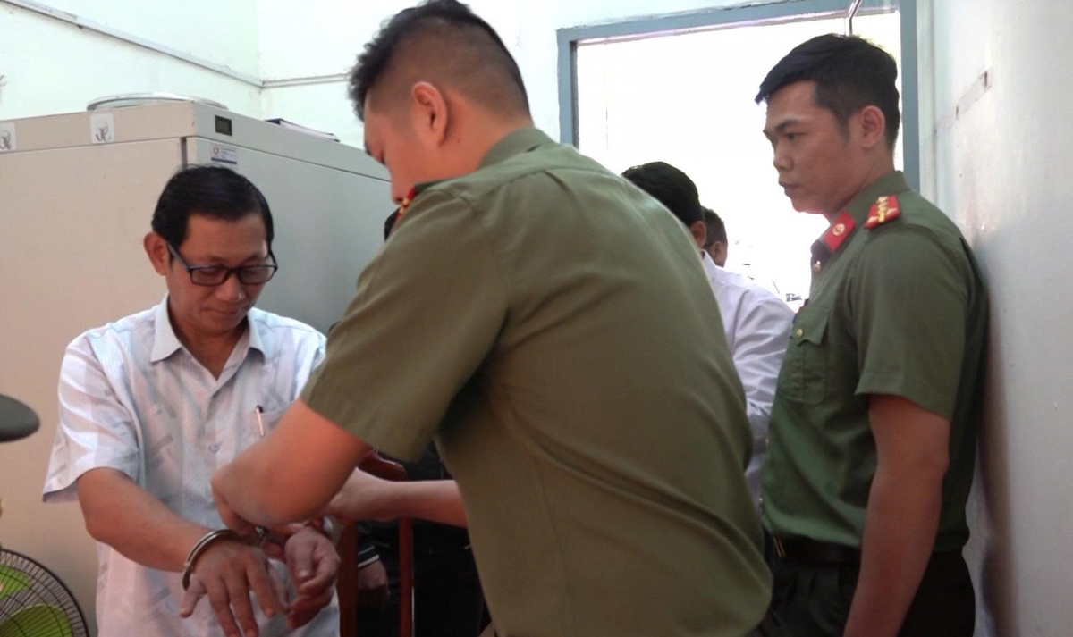 Ông Lê Ngọc Hậu, nguyên Giám đốc Trung tâm GDNN – GDTX Ea H’leo bị khởi tố vì nhiều sai phạm, gây thiệt hại Ngân sách Nhà nước hơn 252 triệu đồng và trục lợi hơn 154 triệu đồng.