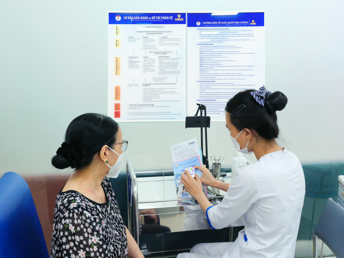 Người cao tuổi tiêm vắc xin não mô cầu tại Trung tâm tiêm chủng VNVC