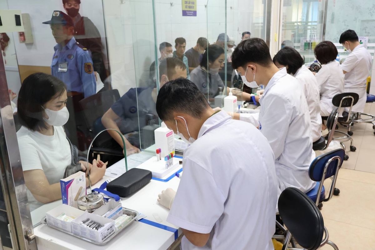 Các bàn lấy mẫu xét nghiệm miễn phí phục vụ cho đến khi hết bệnh nhân trong ngày