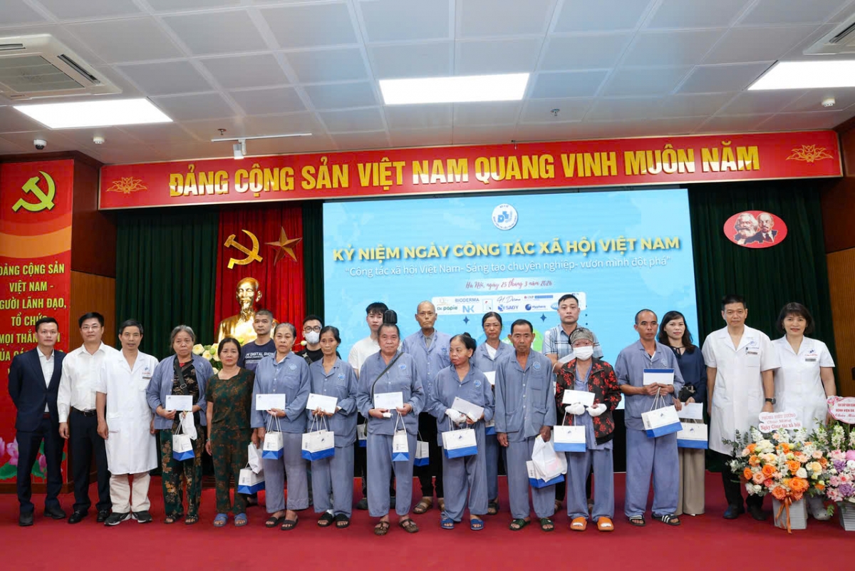 Lãnh đạo BV trao các phần quà tặng hỗ trợ cho các bệnh nhân có hoàn cảnh khó khăn nhân Ngày Công tác Xã hội 25/03