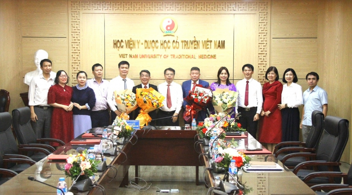 Lãnh đạo Học viện Y - Dược học Cổ truyền Việt Nam cùng các phó giáo sư vừa được bổ nhiệm lại.