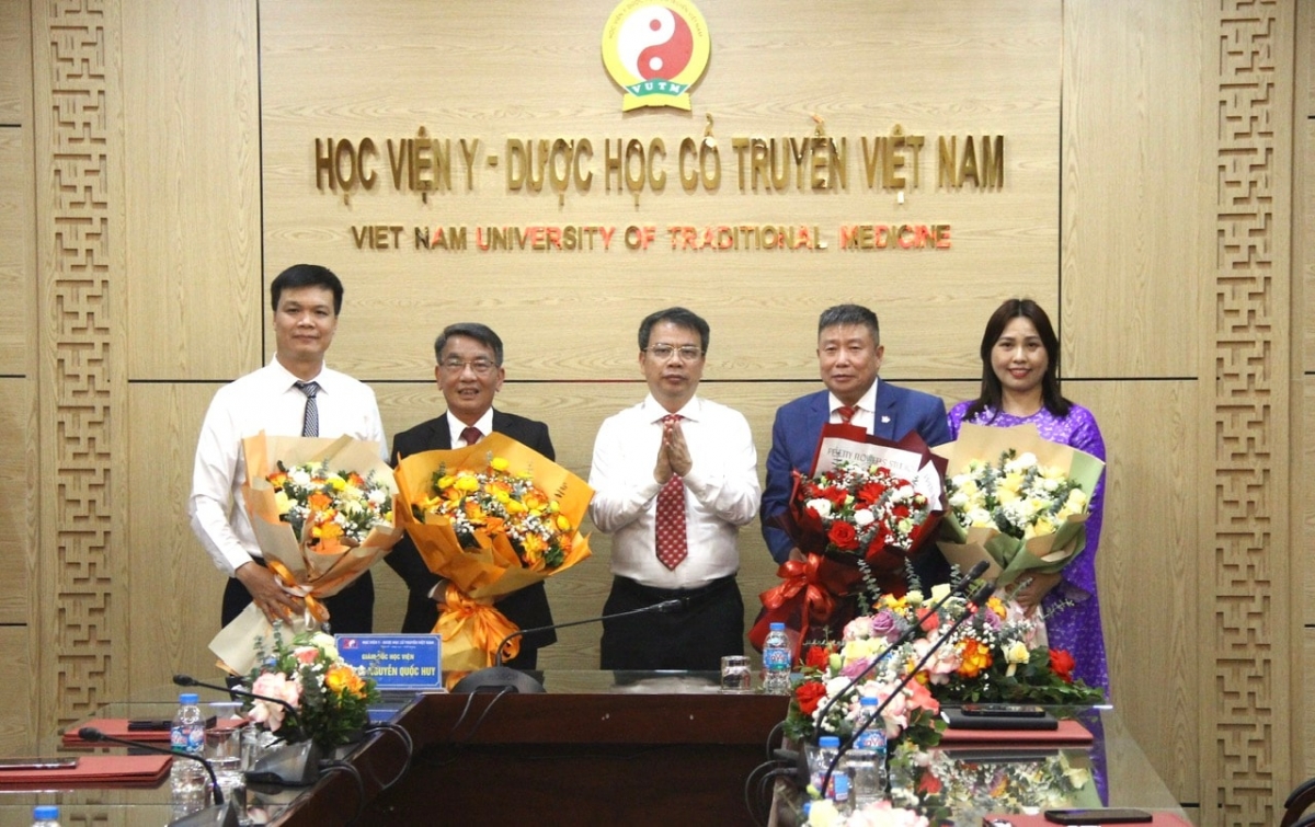  Lãnh đạo Học viện trao quyết định, tặng hoa chúc mừng 4 phó giáo sư gồm: Phó Giáo sư, Tiến sĩ Phạm Quốc Bình; Phó Giáo sư, Tiến sĩ Đoàn Quang Huy; Phó Giáo sư, Tiến sĩ Trần Thị Thu Vân; Phó Giáo sư, Tiến sĩ Vũ Đức Lợi.