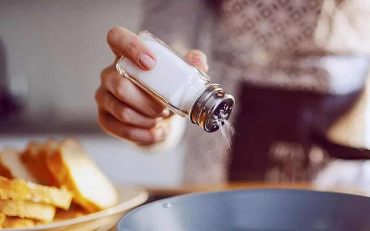 Muối là một loại gia cần thiết và thiết yếu đối với sức khoẻ, muối chỉ gây hại khi chúng ta ăn quá nhiều. Thèm ăn muối có thể là triệu chứng của một tình trạng sức khỏe tiềm ẩn.