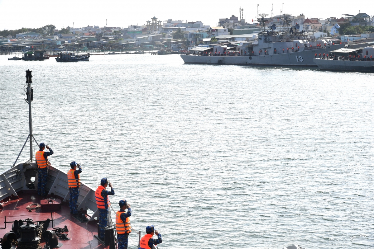 Tàu 17 cập cảng