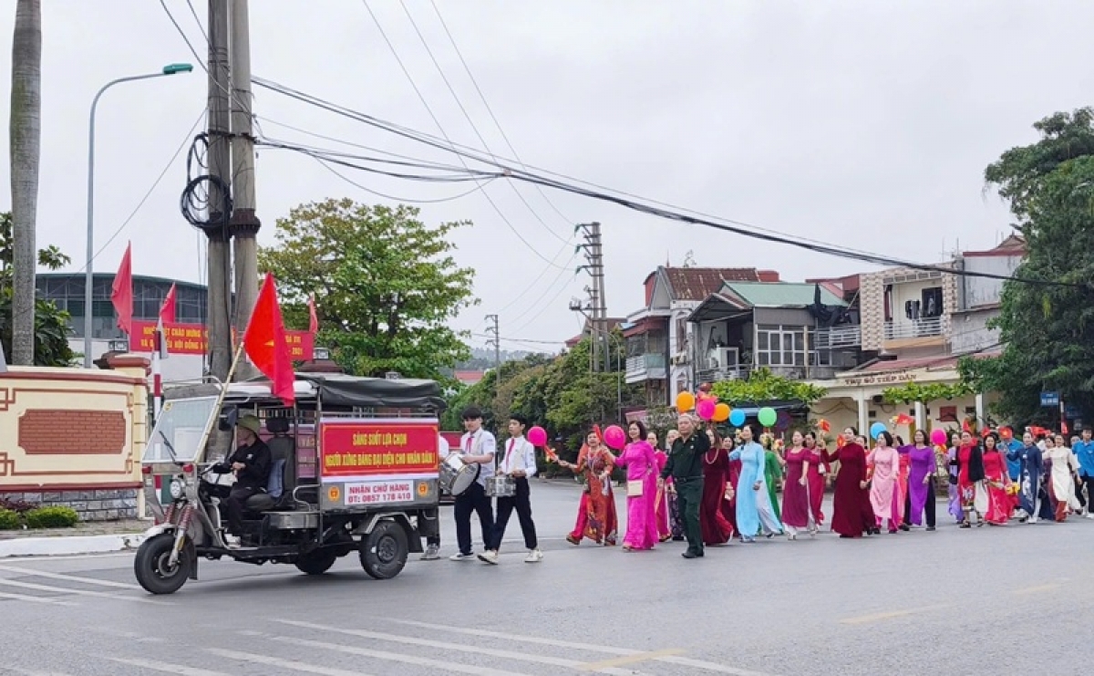 Người dân phường Phú Liễn, Hải Phòng dậy sớm diễu hành chào mừng ngày bầu cử Quốc hội và HĐND các cấp, sáng 15/3. Ảnh: Lê Tân